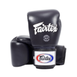 Zwarte bokshandschoenen met het witte Fairtex logo op de bovenkant, bevestigd met een klittenbandsluiting die een blauw, rood en wit Fairtex logo toont.