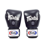 Zwarte Fairtex bokshandschoenen met wit logo en Franse vlagkleuren.