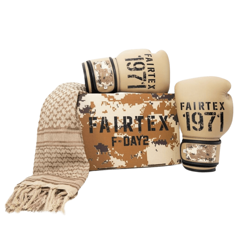 Een set beige bokshandschoenen met 'Fairtex 1971' op de bovenkant, naast een bijpassende bokshandschoenen verpakking en een beige sjaal met traditioneel patroon.