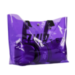 Doorschijnende paarse Fairtex sporttas met logo en bokshandschoenen erin.