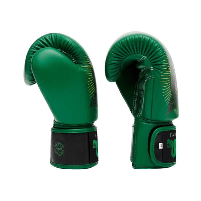 Groene bokshandschoenen met een strak ontwerp, voorzien van de gouden tekst 'Fairtex' op de klittenbandsluiting en het logo op de pols.
