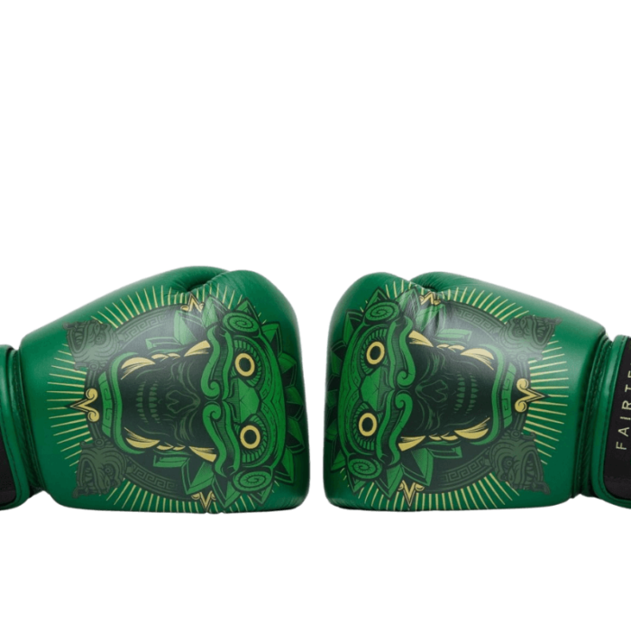 Een zij-aanzicht van de groene bokshandschoenen met het Maya-masker ontwerp, waarbij de gedetailleerde gouden tekening en de groene klittenbandsluiting met 'Fairtex 000' zichtbaar zijn.