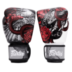 Bokshandschoenen met een zwart-wit design van een koi vis en rode rozen.