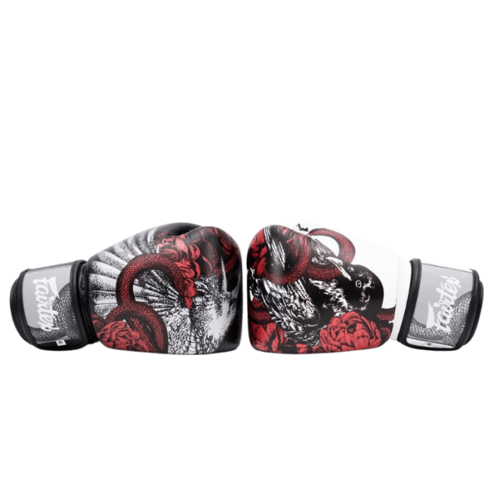 "Fairtex bokshandschoenen met een witte zwanen en rode rozen design op de bovenkant.