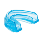 Een transparant blauwe Shock Doctor mondbeschermer gemaakt van medische siliconen, met geïntegreerde ademhalingskanalen voor comfort.