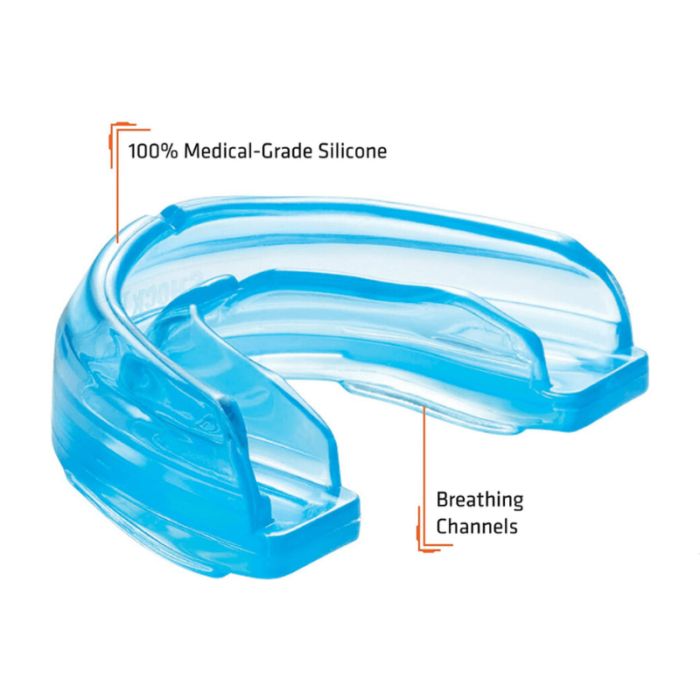 Detail van een transparant blauwe medische silicone mondbeschermer met ademhalingskanalen, wat wijst op het ontwerp gericht op functionaliteit en comfort.