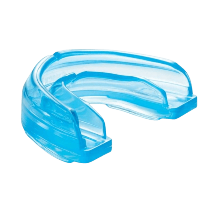 Een transparant blauwe Shock Doctor mondbeschermer gemaakt van medische siliconen, met geïntegreerde ademhalingskanalen voor comfort.