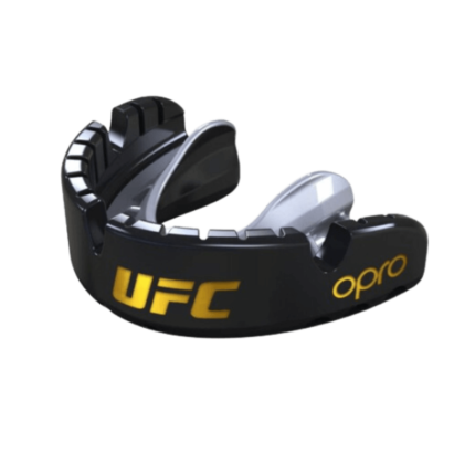 Een zwarte Opro UFC mondbeschermer met gouden accenten, voorzien van gepatenteerde vinnen voor een optimale pasvorm.
