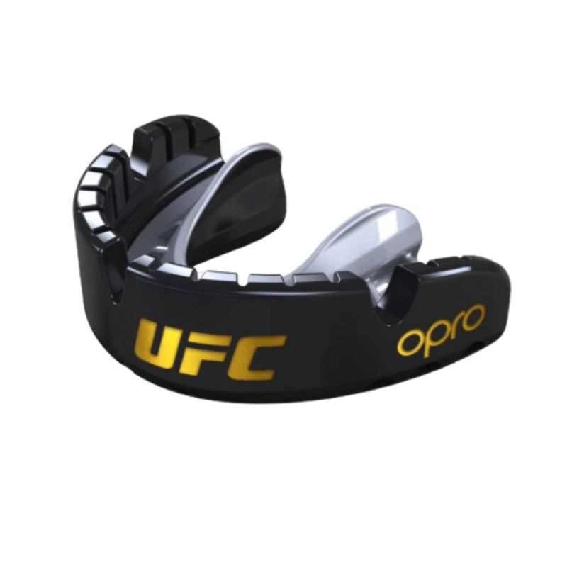Een zwarte Opro UFC mondbeschermer met gouden accenten, voorzien van gepatenteerde vinnen voor een optimale pasvorm.
