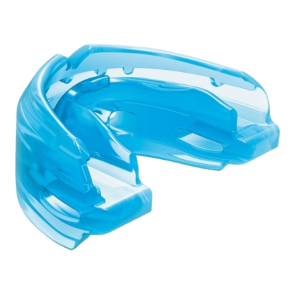 Transparant blauwe Opro mondbeschermer met flexibele pasvorm en duidelijke vinnen voor grip en comfort.