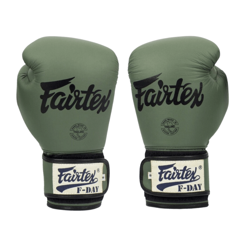 Paar groene Fairtex bokshandschoenen met 'Fairtex' en 'F-Day' op de polsband.