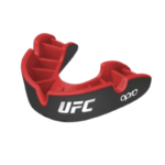 Zwarte en rode Opro UFC mondbeschermer met prominente UFC en Opro branding.