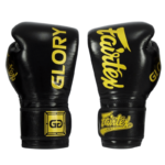 Zwart met gouden Fairtex bokshandschoenen met 'GLORY' opschrift en GD-logo op de pols.
