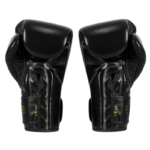 Twee zwarte bokshandschoenen van 16 oz met geaccentueerde stiksels en Fairtex-logo.