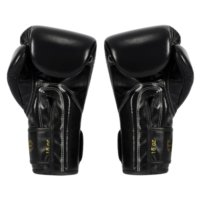Twee zwarte bokshandschoenen van 16 oz met geaccentueerde stiksels en Fairtex-logo.