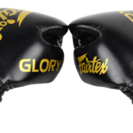 Zicht op de voorkant van de Fairtex bokshandschoenen met 'GLORY' en 'Fairtex' in goud.