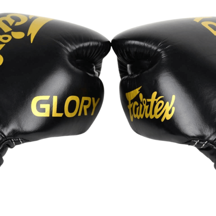 Zicht op de voorkant van de Fairtex bokshandschoenen met 'GLORY' en 'Fairtex' in goud.