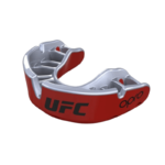 Rood en grijs gekleurde Opro UFC mondbeschermer met witte accenten en merklogo's, open ontwerp om ademhaling te vergemakkelijken.