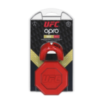 Opro UFC gouden mondbeschermer verpakking met rood-zwart ontwerp, speciaal voor competitieniveau.
