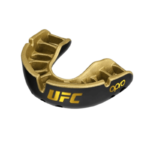 Gouden Opro UFC mondbeschermer voor jongeren, met zwarte details en het UFC-logo, los tegen een zwarte achtergrond.