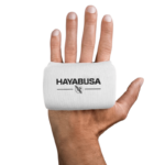 Witte Hayabusa handwrap gedragen om de hand met het logo op de rug van de hand.