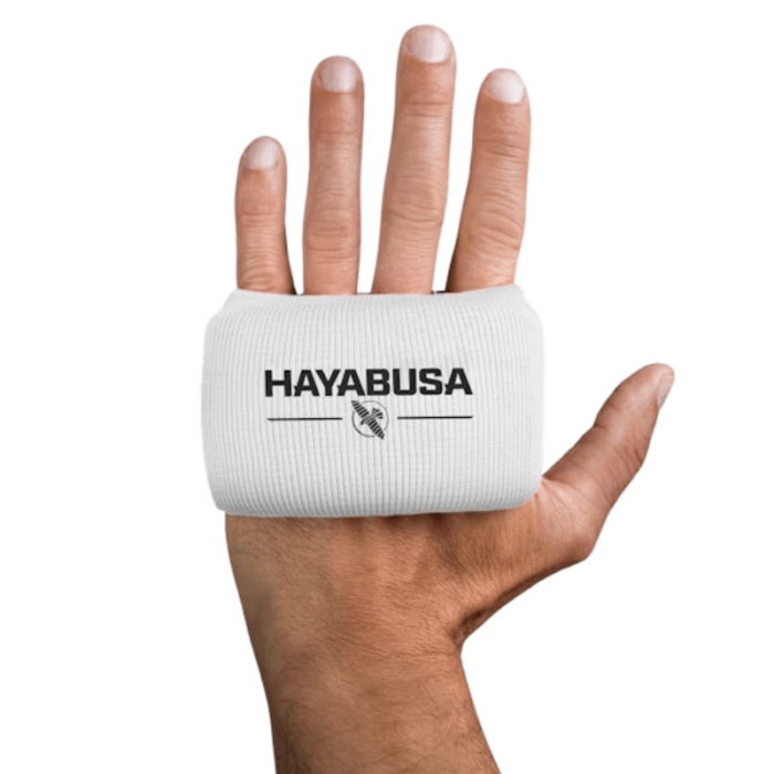Witte Hayabusa handwrap gedragen om de hand met het logo op de rug van de hand.