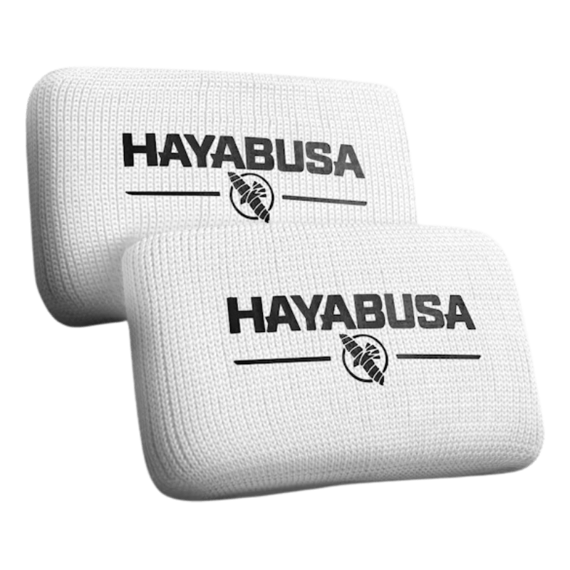 Twee witte Hayabusa handwraps liggen naast elkaar met het logo naar boven.