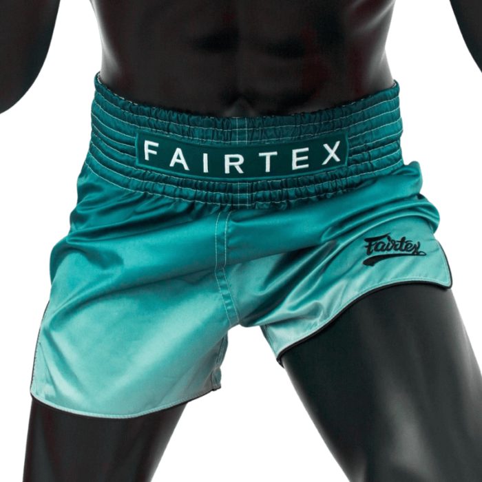 Close-up van een mannequin die groene Fairtex Muay Thai-kickboksshort draagt met het Fairtex-logo.