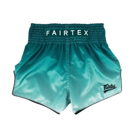 Satijnachtige, turquoise Muay Thai shorts met een zwarte elastische tailleband met het witte Fairtex logo, en een klein logo op de onderste hoek van het been.