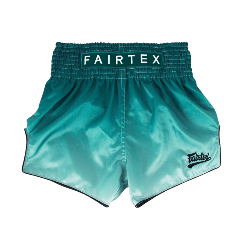 Satijnachtige, turquoise Muay Thai shorts met een zwarte elastische tailleband met het witte Fairtex logo, en een klein logo op de onderste hoek van het been.