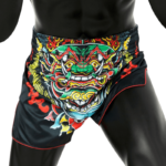 Gedetailleerde Fairtex Muay Thai-kickboksshort met een felle, kleurrijke draakontwerp op de voorkant.
