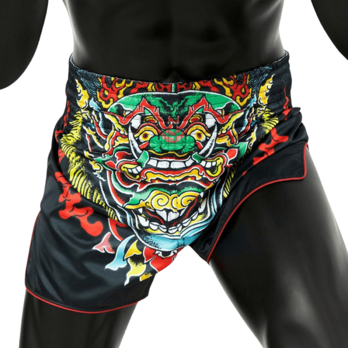 Gedetailleerde Fairtex Muay Thai-kickboksshort met een felle, kleurrijke draakontwerp op de voorkant.