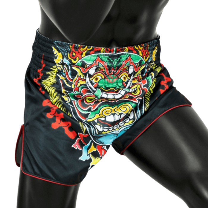 Fairtex Muay Thai-kickboksshort met zwart en rood design en een opvallende draakillustratie aan de zijkant.