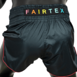 Achterkant van zwarte Fairtex Muay Thai-kickboksshort met een regenboog Fairtex logo op de elastische band.