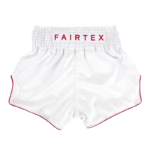 Wit Fairtex Muay Thai-short met rood afgebiesde rand en het merklogo op de elastische tailleband.