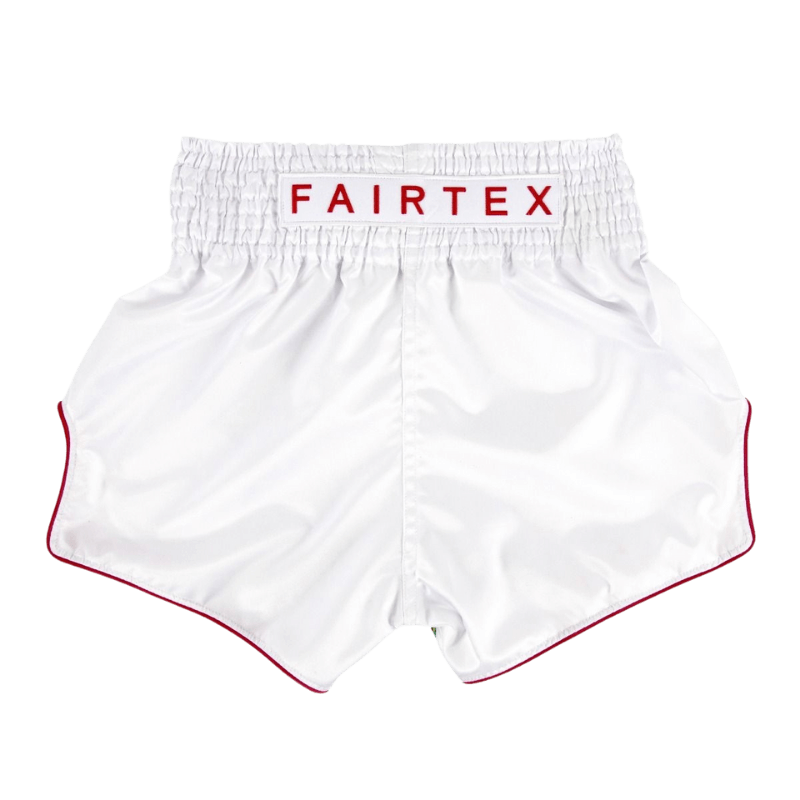 Wit Fairtex Muay Thai-short met rood afgebiesde rand en het merklogo op de elastische tailleband.