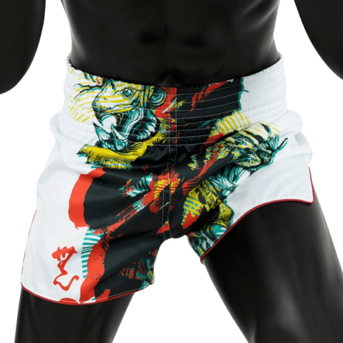 Witte Fairtex Muay Thai-kickboksshort met een dynamisch, kleurrijk draakontwerp aan de zijkanten