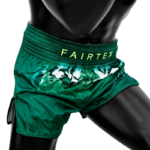 Groene Fairtex Muay Thai-kickboksshort gedragen door een mannequin, met merklogo op de elastische band.