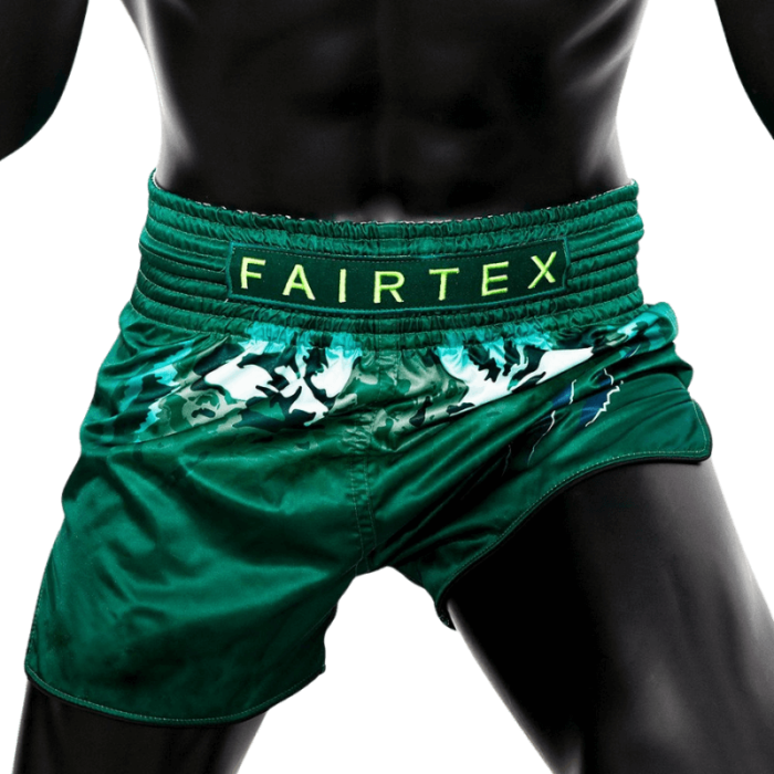 Mannequin in Fairtex kickboksshorts, groen met zwart schaduwpatroon en het Fairtex-logo op de elastische band.