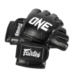 Fairtex zwarte MMA-grappling handschoenen met 'ONE Championship' logo en klittenbandsluiting.