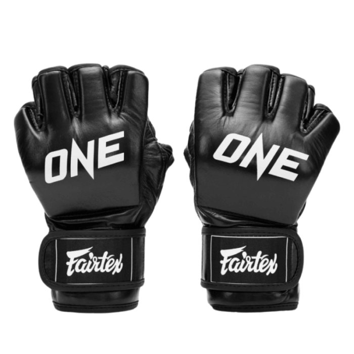 Zwarte Fairtex MMA-vechthandschoenen met wit 'ONE' logo en Fairtex merk op de polsband.