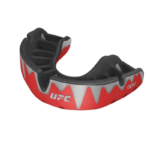 Rood met zwarte Opro UFC mondbeschermer met tandbeschermingspatroon en merklogo's, los en open voor een heldere weergave.