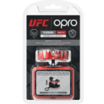 Verpakking van een Opro UFC mondbeschermer, rode bitje met witte details en het UFC-logo, met een tandheelkundige garantie en de vermelding 'Elite fit mouthguard.