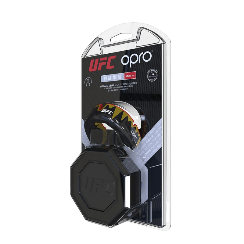 Opro Platinum UFC mondbeschermer in verpakking, zichtbaar door doorzichtige plastic houder, benadrukt de zelfpasvorm en beschermingsniveaus.