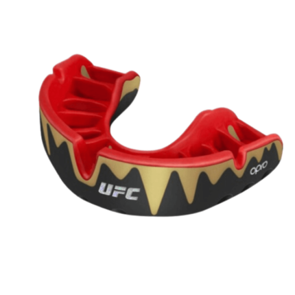 Rood met gouden Opro UFC mondbeschermer met een design dat lijkt op een vlam, los buiten de verpakking tegen een zwarte achtergrond.