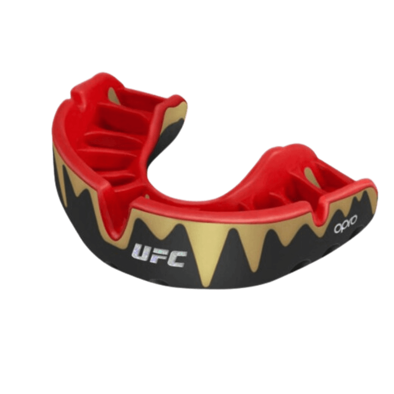 Rood met gouden Opro UFC mondbeschermer met een design dat lijkt op een vlam, los buiten de verpakking tegen een zwarte achtergrond.