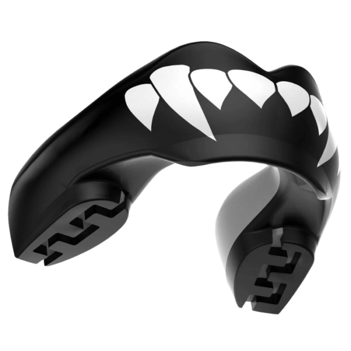 Zwart-witte gebitsbeschermer met een gestileerd haaietanden design en een gebogen vorm voor comfort.
