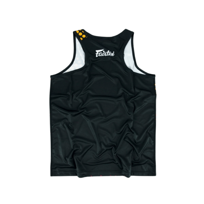 Zwarte sport tanktop met witte en gele panelen en het Fairtex-logo op de borst.