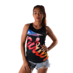 Een jonge vrouw draagt een zwarte Fairtex tanktop met kleurrijke bedrukking.