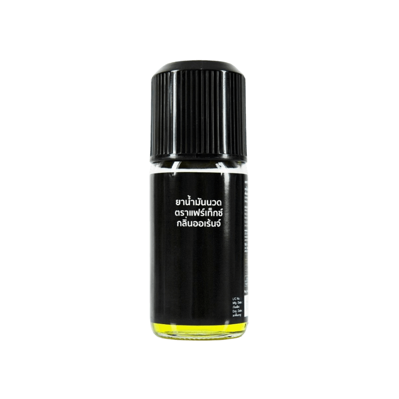 Zwart flesje liniment olie met Thaise tekst en zichtbare gele vloeistof aan de onderkant.